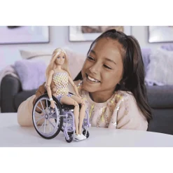 Barbie Fashionista Muñeca Rubia con Silla de Ruedas