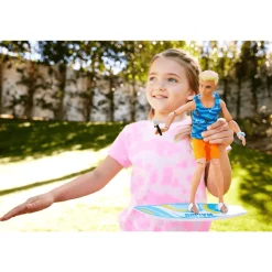 Barbie Ken con tabla de surf Muñeco con accesorios de juguete, +3 años (Mattel HPT50)