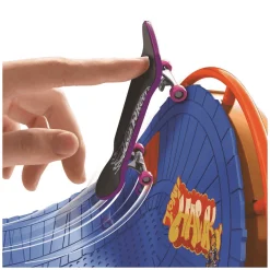 Hot Wheels Parque de skate de atracciones Set de juego con monopatín de juguete y zapatillas para de
